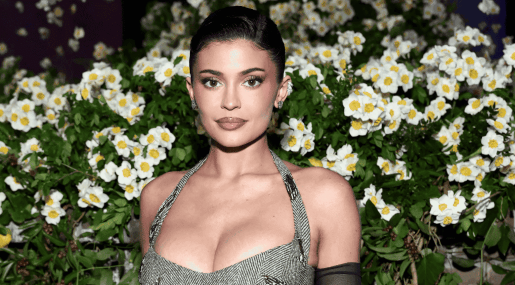 Kylie Jenner revela en TikTok cuál el tamaño exacto de sus implantes de silicona